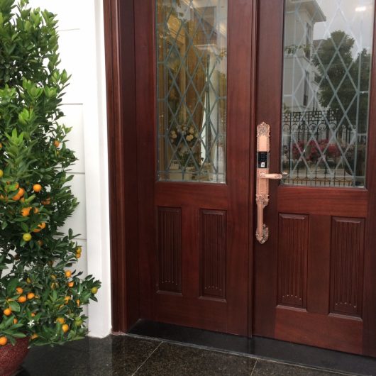 Khoá cửa cho nhà biệt thự vừa an toàn vừa sang trọng