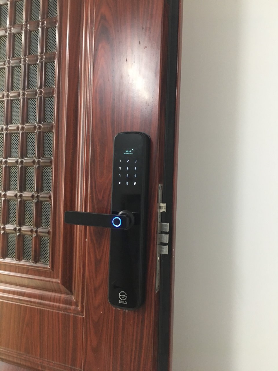 Lắp đặt khóa SELLO mở bằng vân tay cao cấp tại Rice City