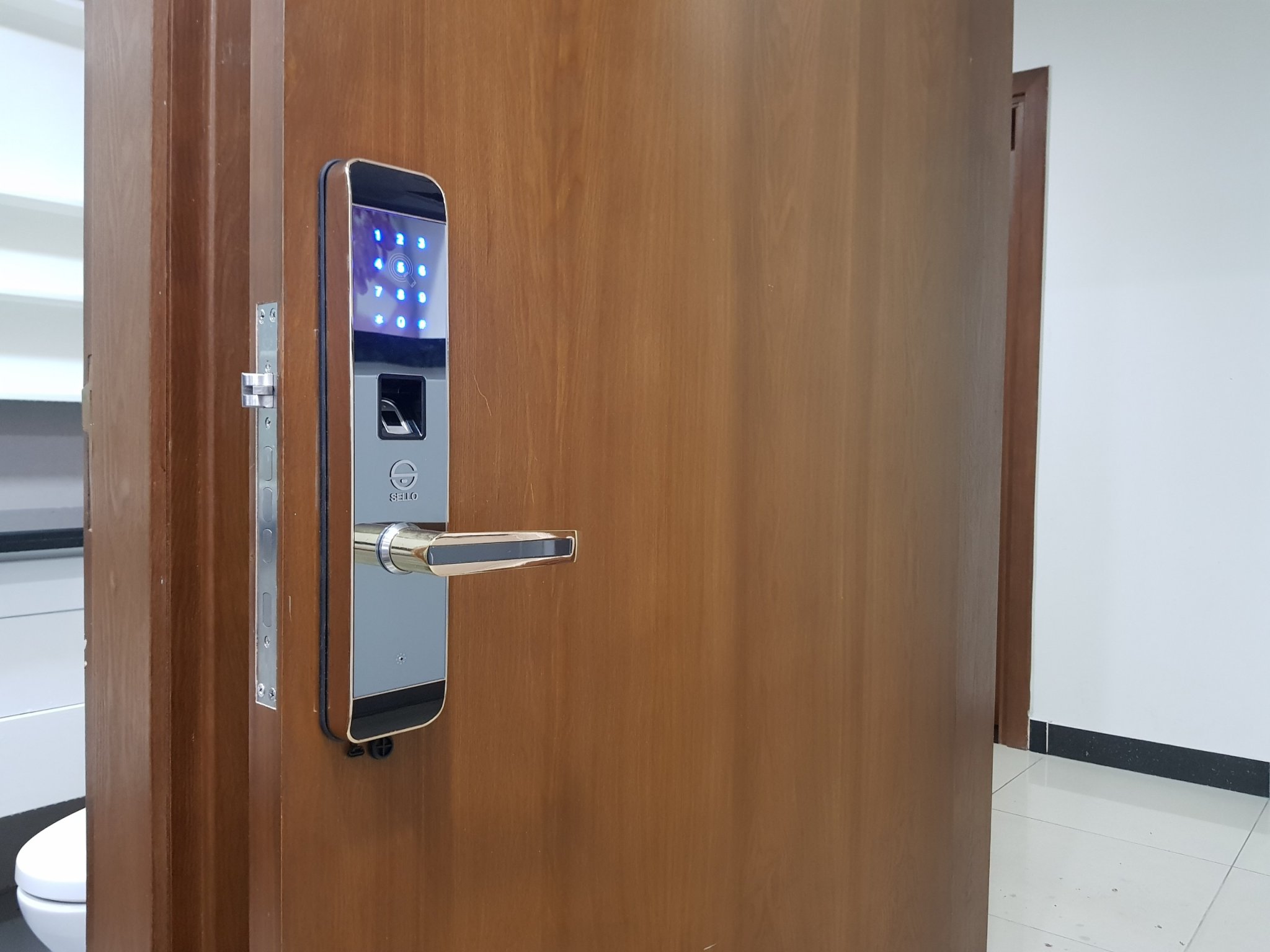 Lắp đặt khóa SELLO tại Gold Mark City