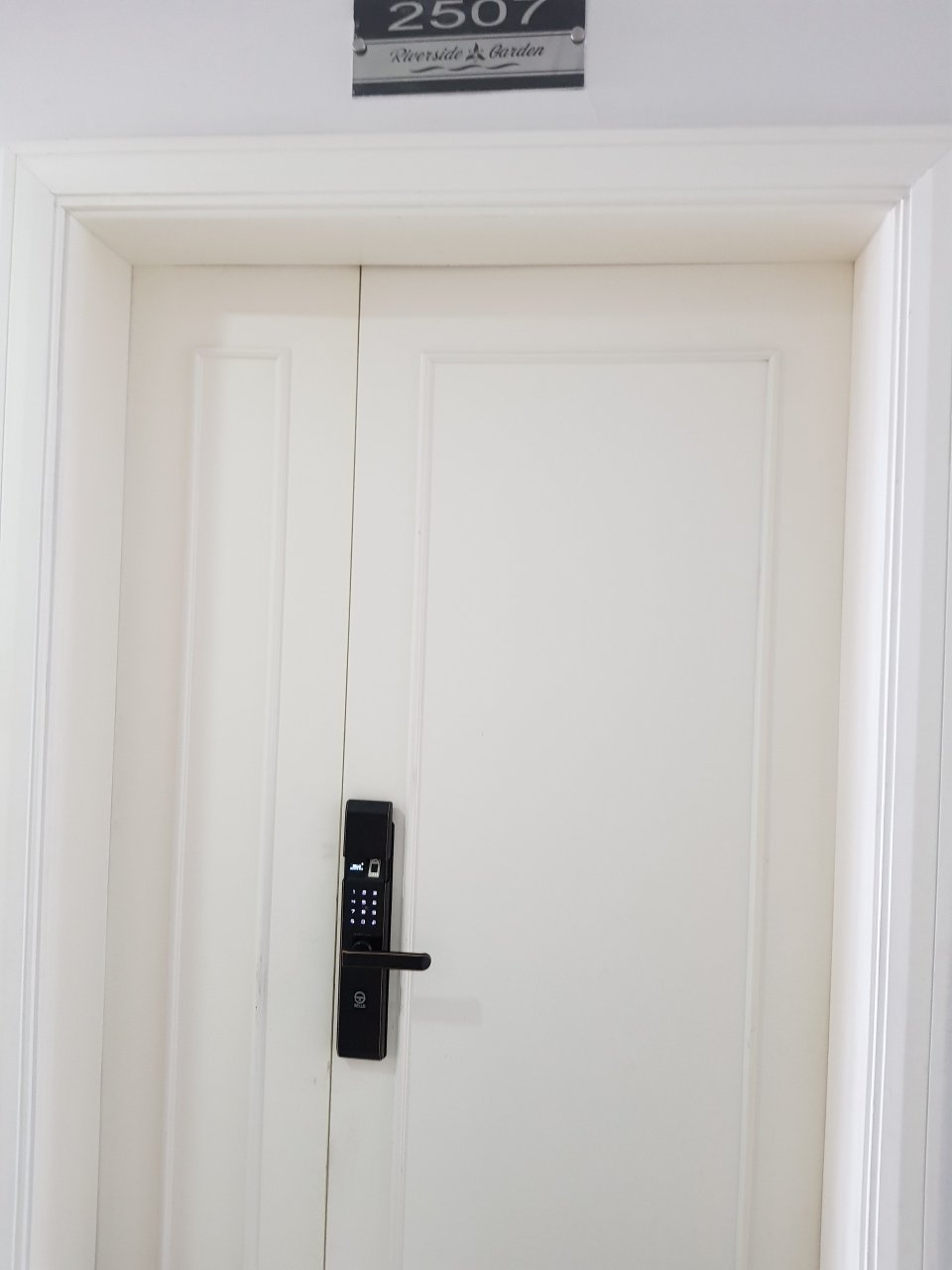 thi công khóa SELLO tại Chung cư Riverside Garden