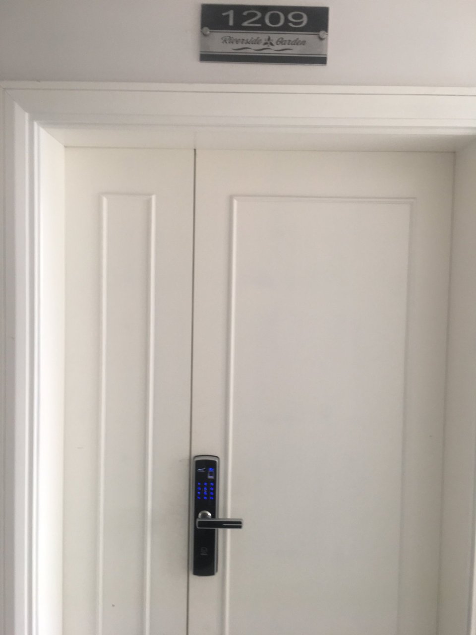 thi công khóa SELLO tại Chung cư Riverside Garden