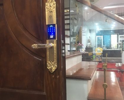Lắp khóa SELLO V6 Gold cho gia đình anh Cường tại Mỹ Đình