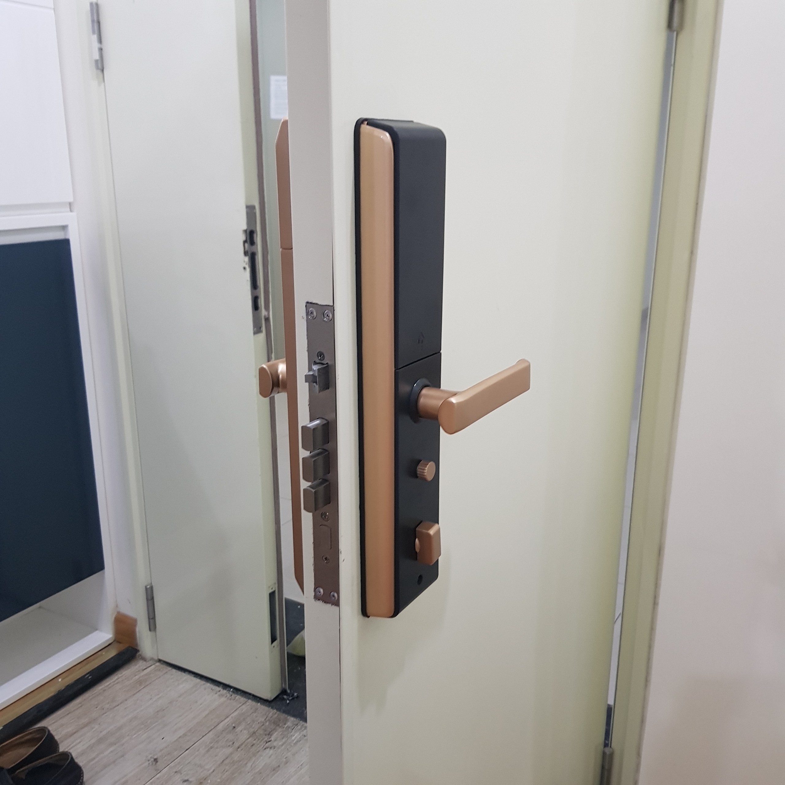 Lắp đặt khóa SELLO B101 tại Chung cư cao cấp Usilk City Hà Đông