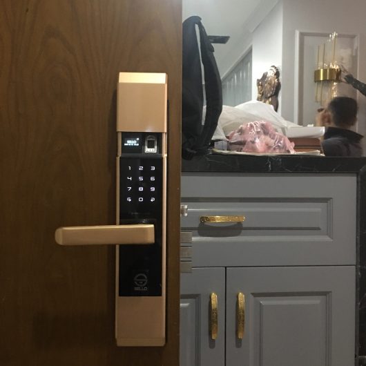Lắp đặt khóa SELLO B101 Gold tại Gold Mark City