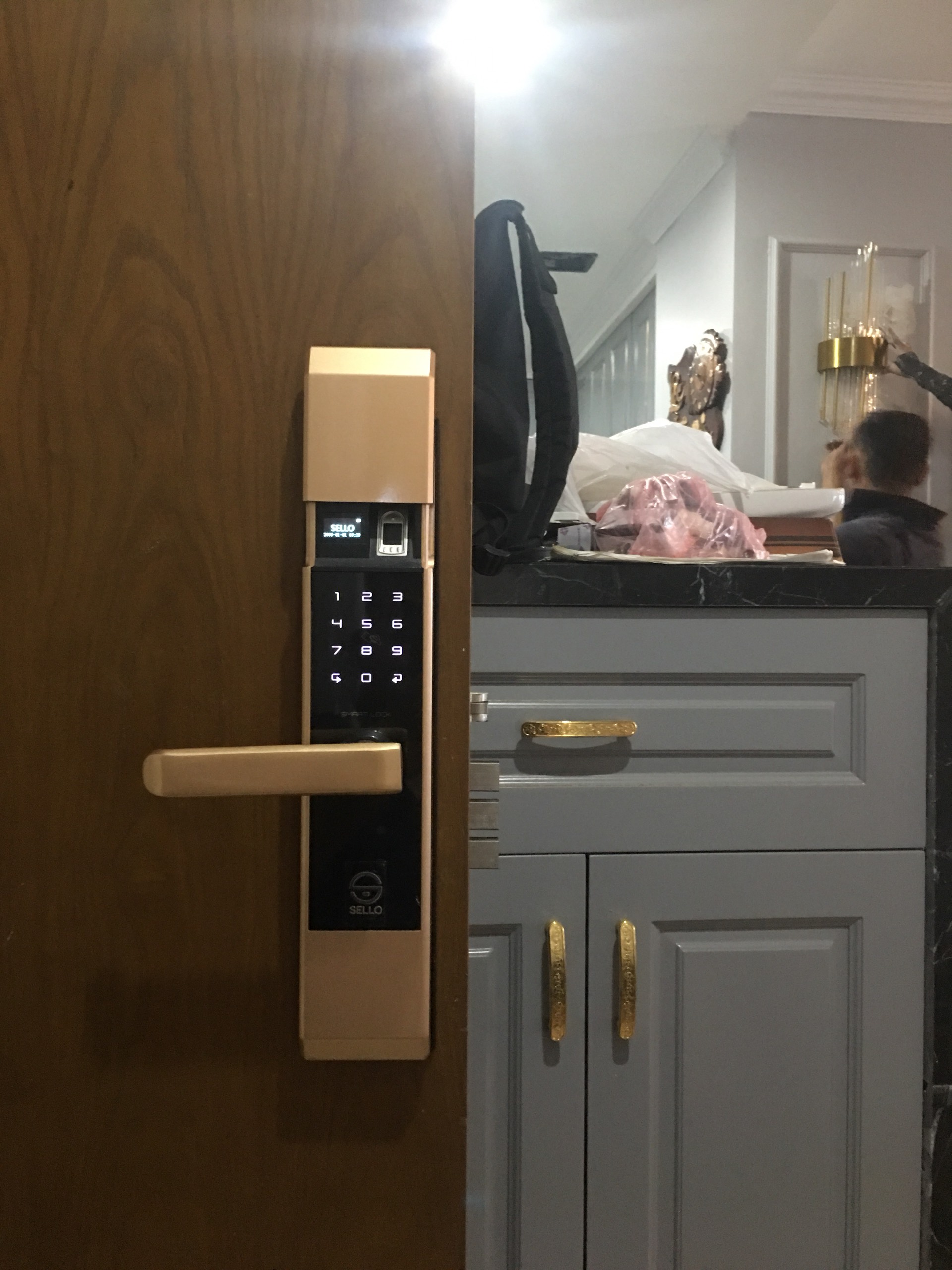 Lắp đặt khóa SELLO B101 Gold tại Gold Mark City