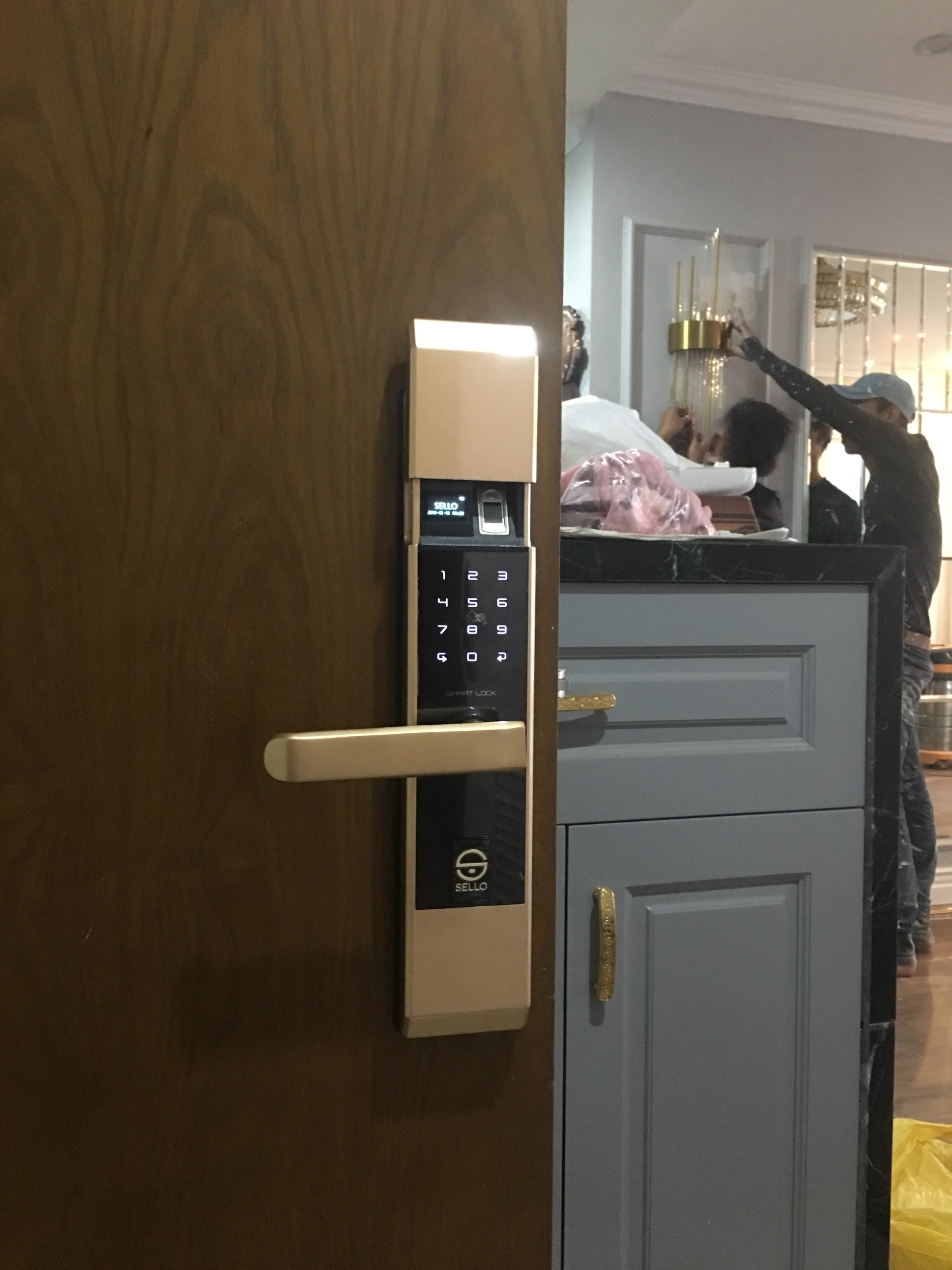 Lắp đặt khóa SELLO B101 Gold tại Gold Mark City