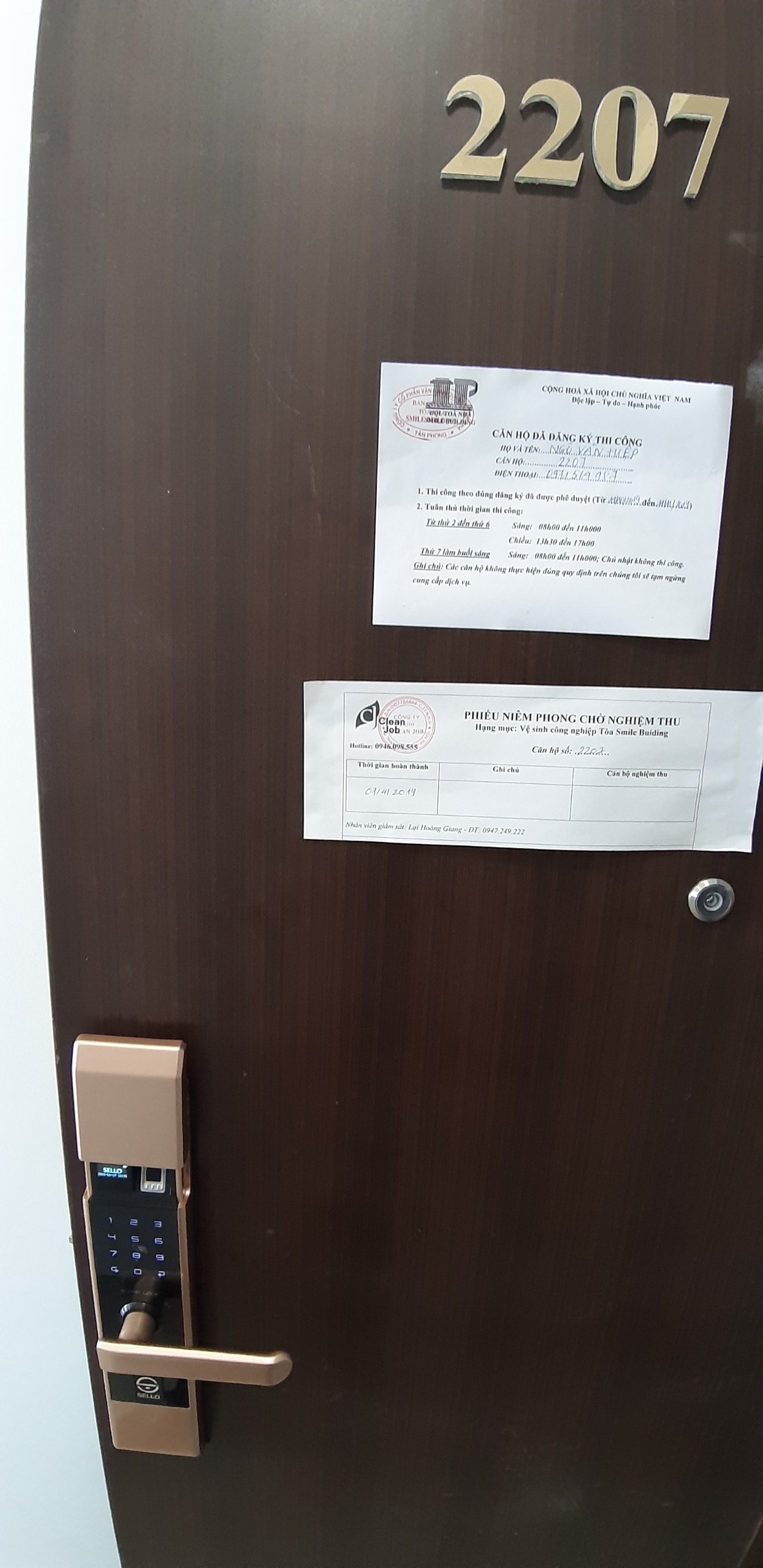 Thực hiện lắp khóa SELLO B101 Gold tại Chung cư Smile Building