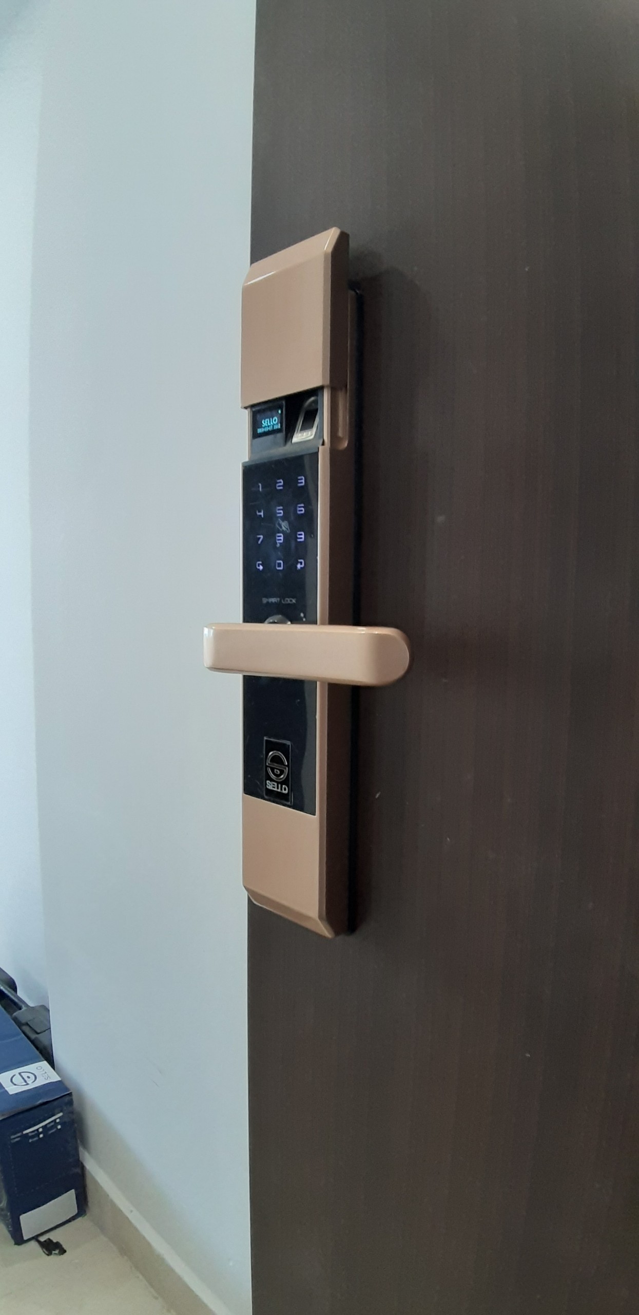 Thực hiện lắp khóa SELLO B101 Gold tại Chung cư Smile Building