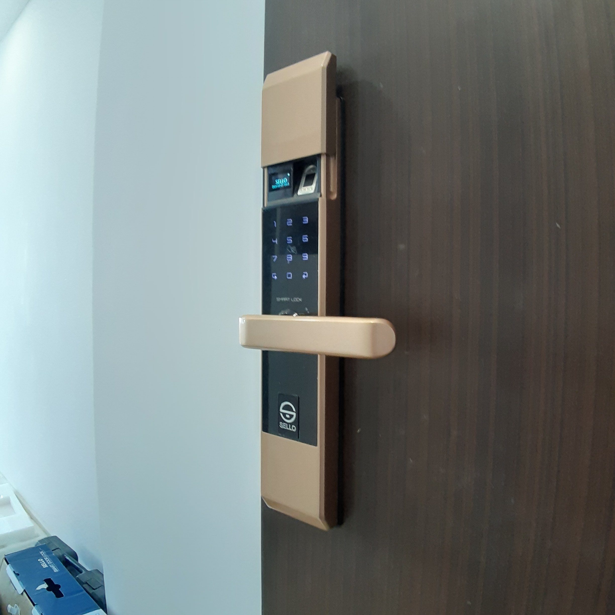 Thực hiện lắp khóa SELLO B101 Gold tại Chung cư Smile Building