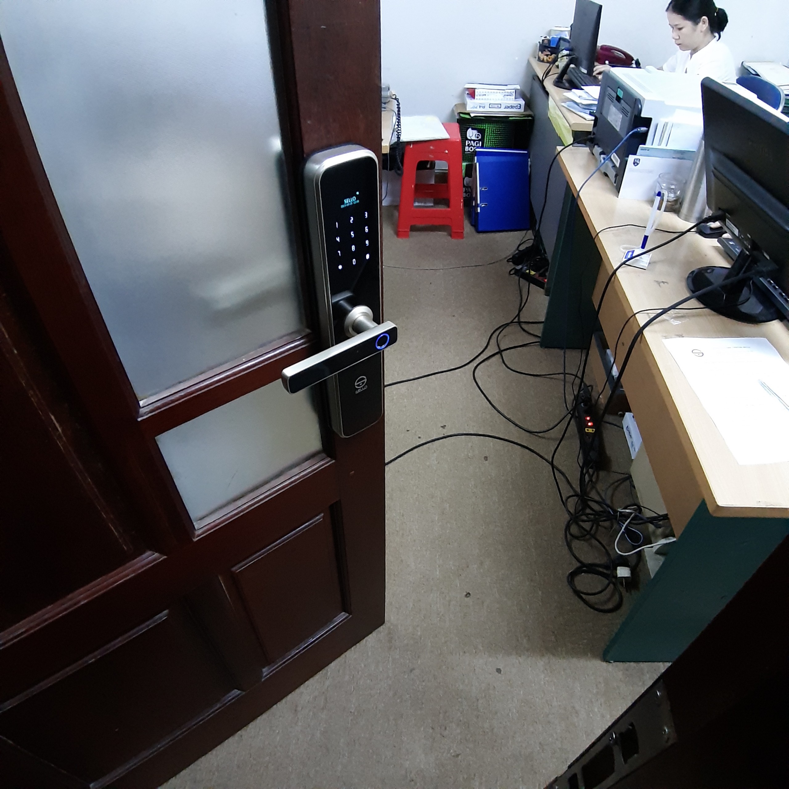 Lắp khóa SELLO B2 Gold tại công ty Vân Long