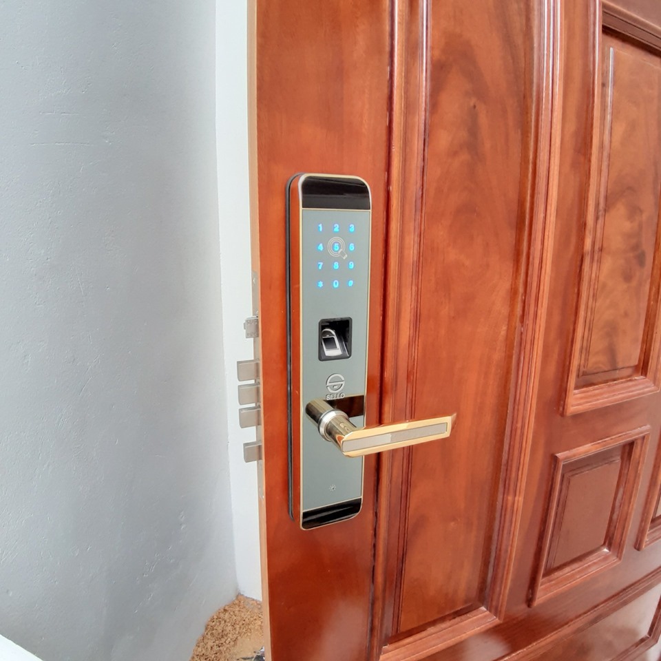 Lắp đặt khóa SELO I6 Gold tại các chung cư cao cấp