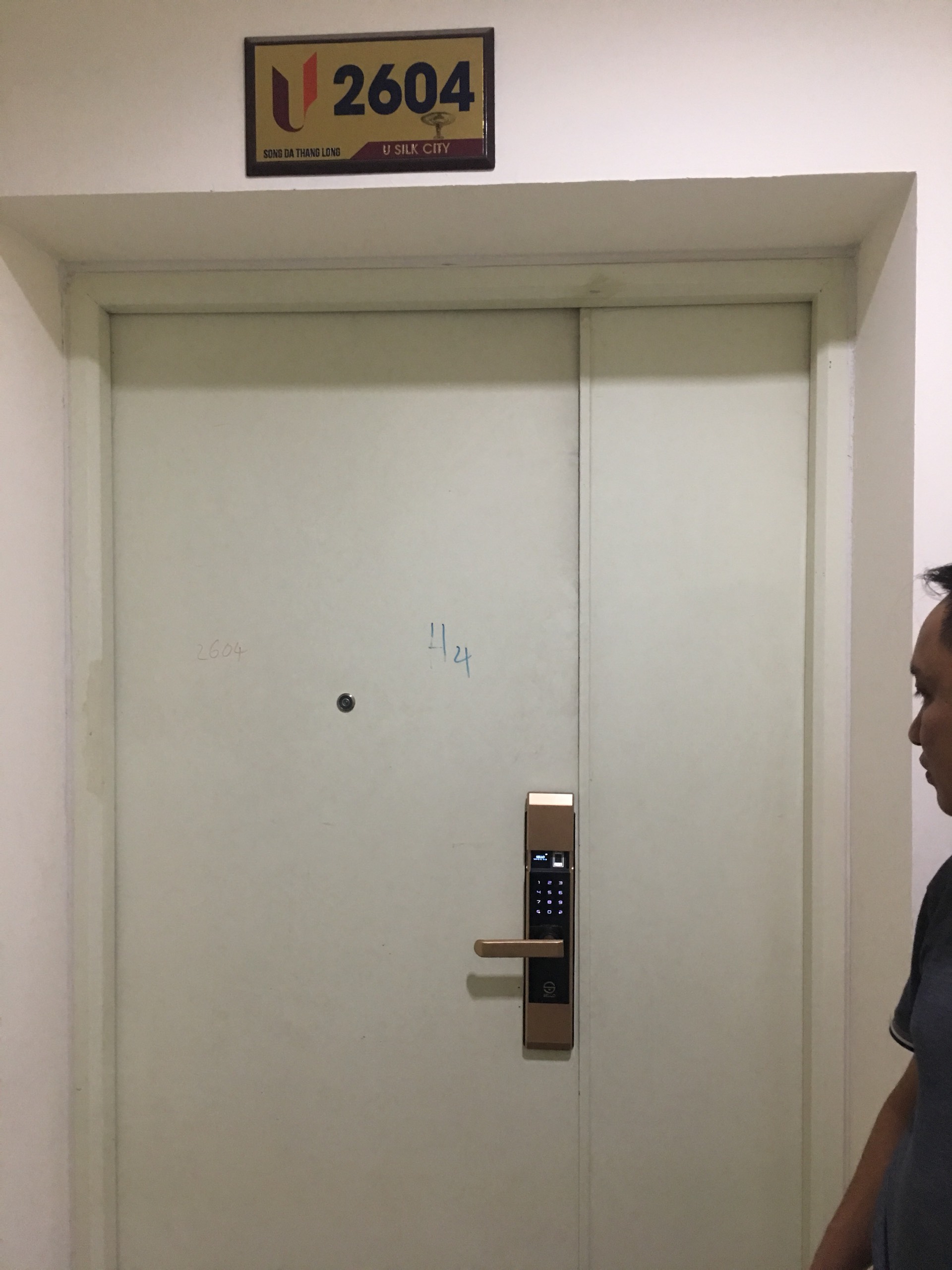 Lắp đặt khóa SELLO B101 Gold tại căn 2604 U Silk City Hà Đông