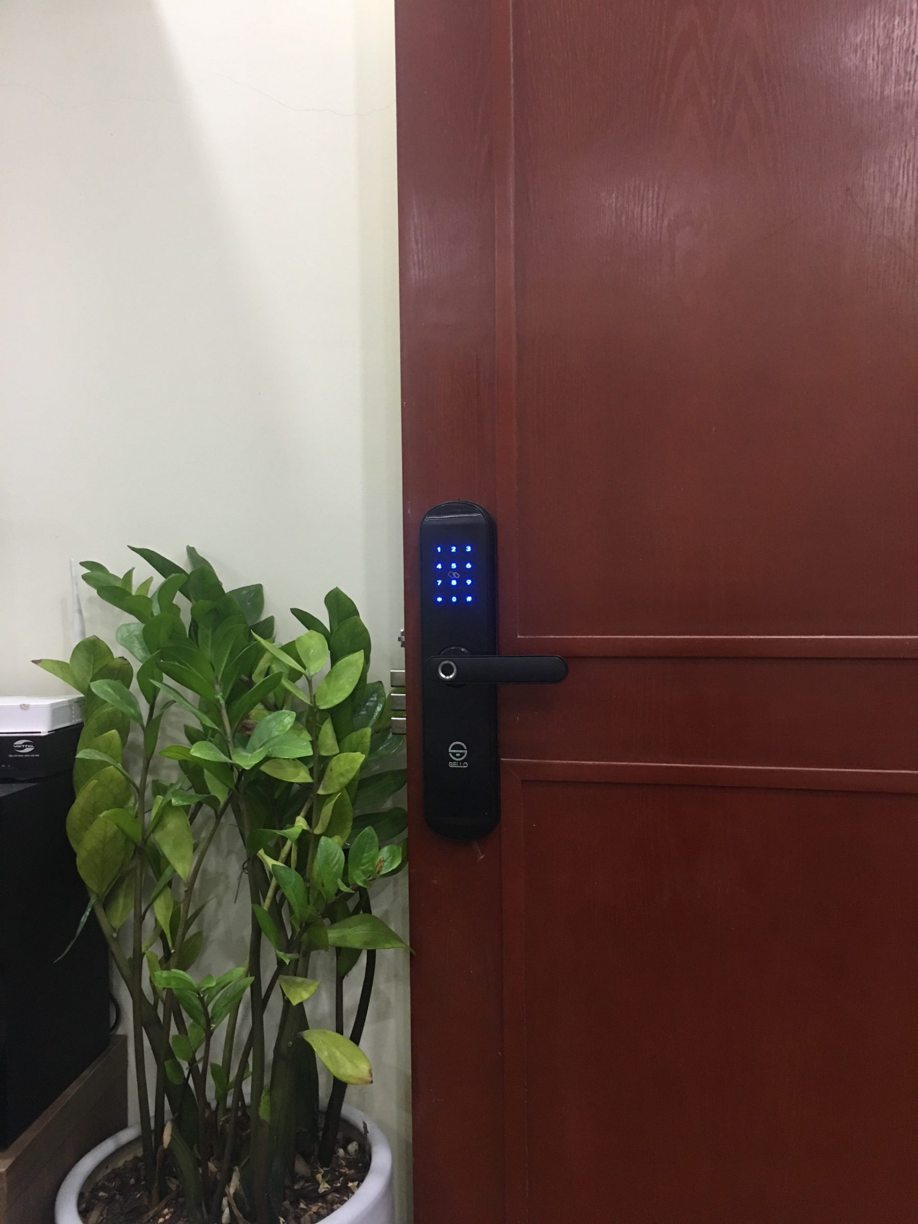 Lắp đặt khóa SELLO I2 Black cho khách hàng tại Kim Giang