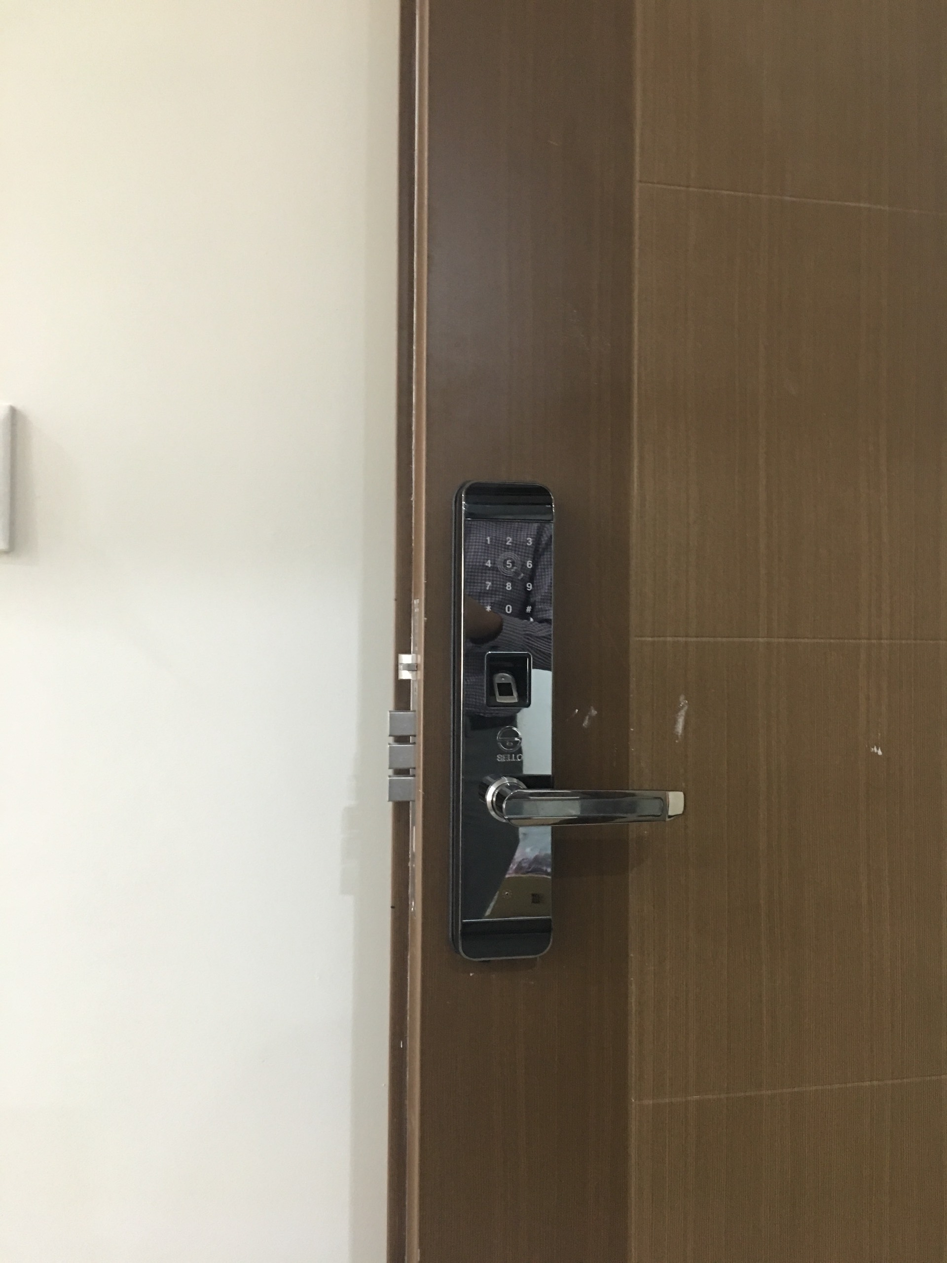 Lắp đặt khóa cửa SELLO I6 cho căn hộ 2218 tại Lê Văn Thiêm