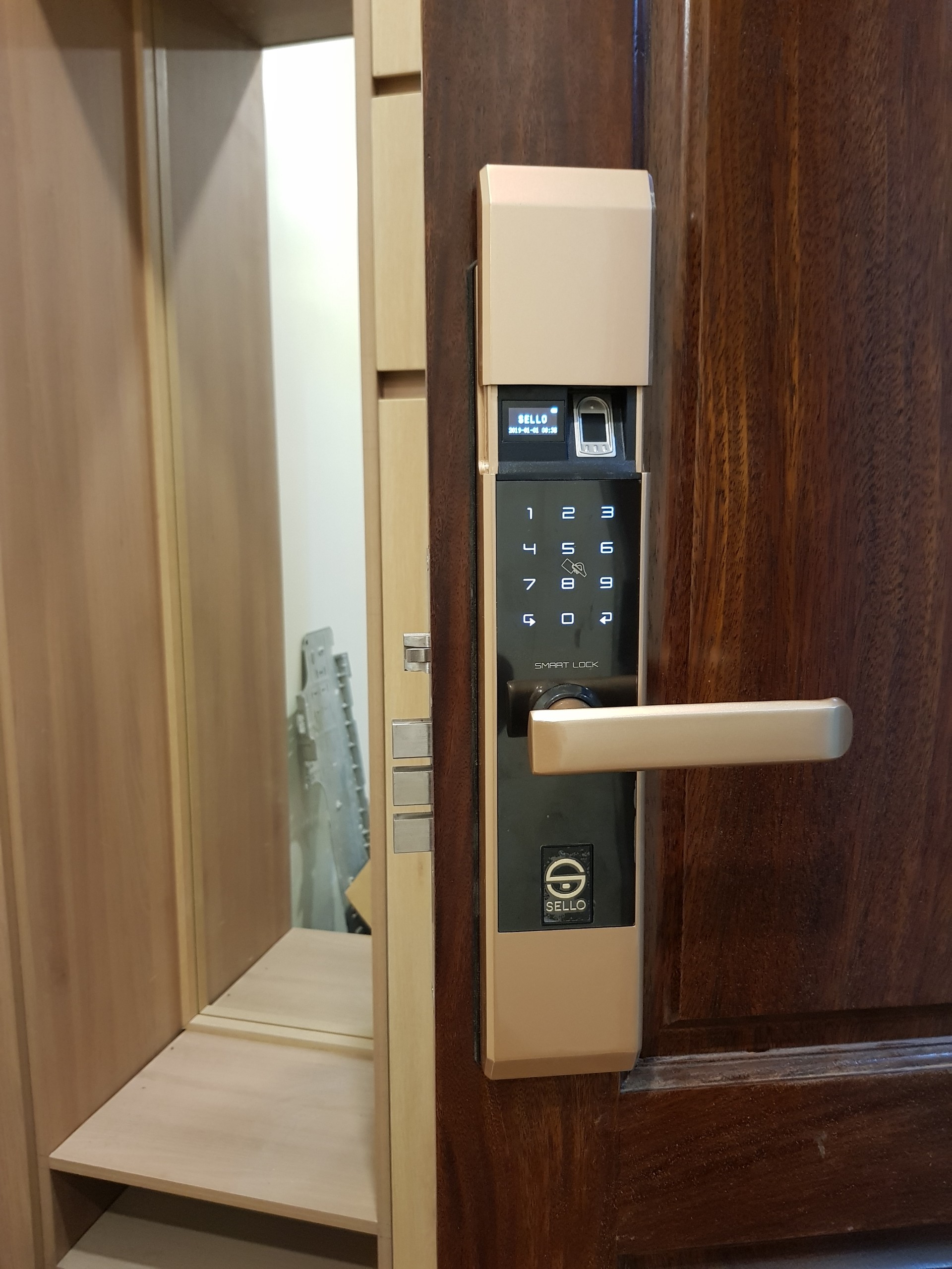 Lắp khóa cửa SELLO B101 cho căn 1102 tại KĐT Hapulico