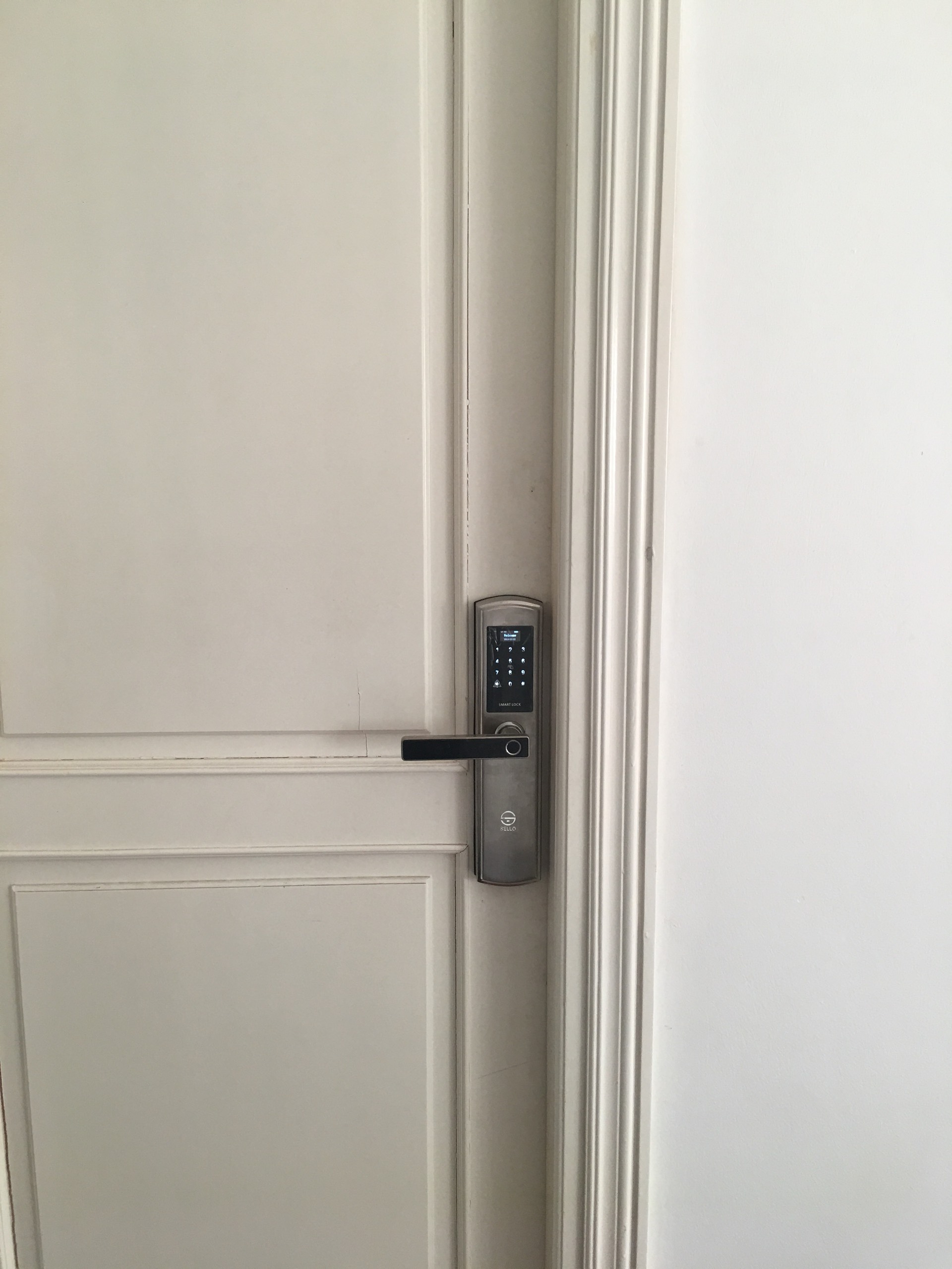 Lắp đặt khóa cửa SELLO S1028 tại chung cư Vinhome Riverside