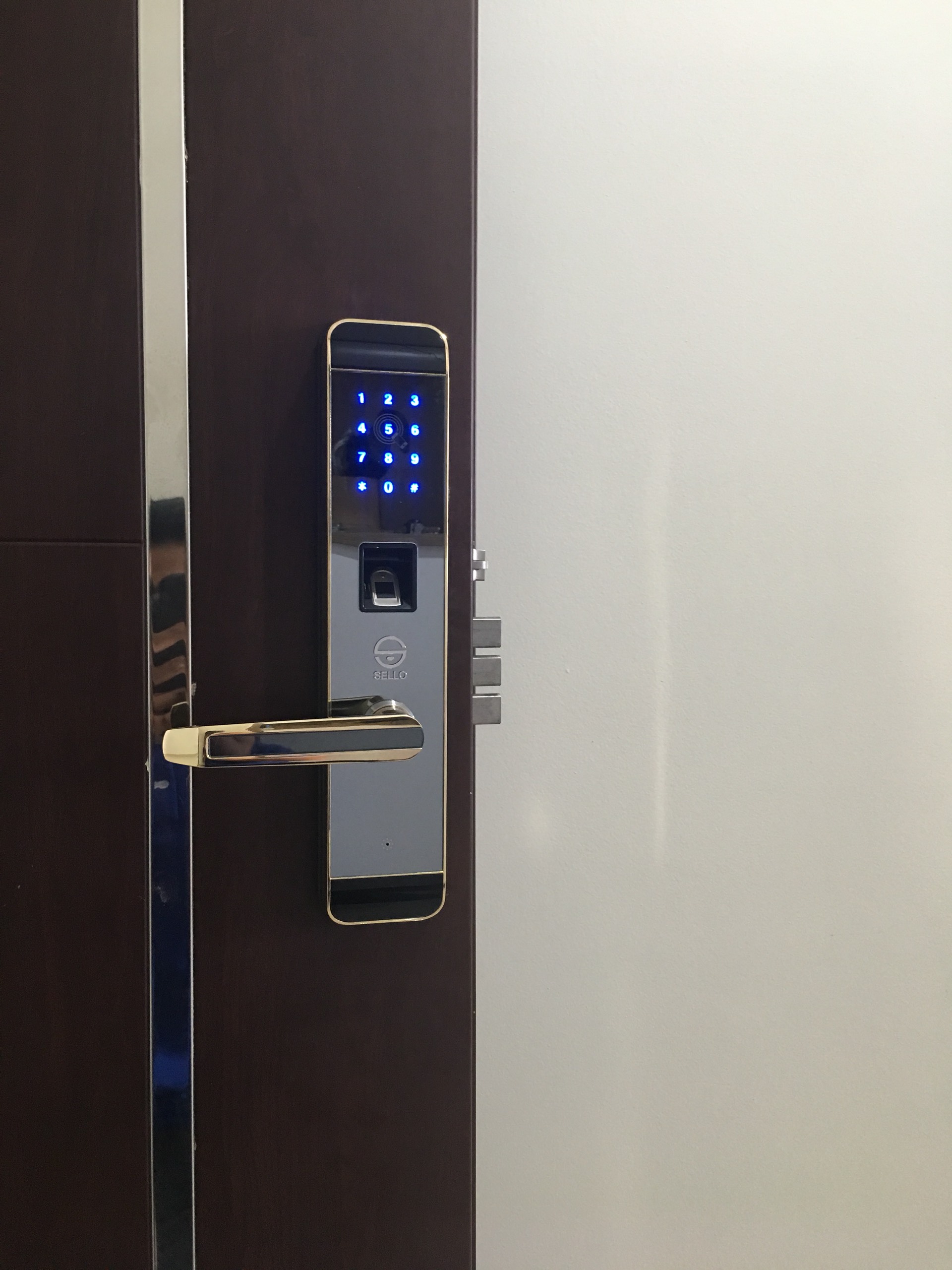 Mua khóa cửa công nghệ vân tay chất lượng ở đâu?