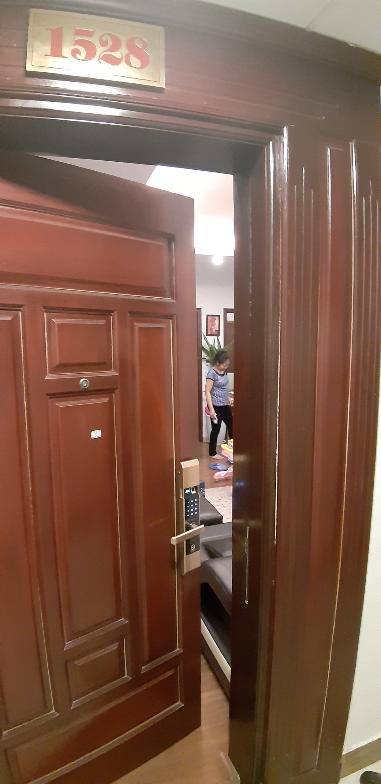 Khách hàng lắp khóa SELLO B101 GOLD tại Chung cư Kim Văn - Kim Lũ