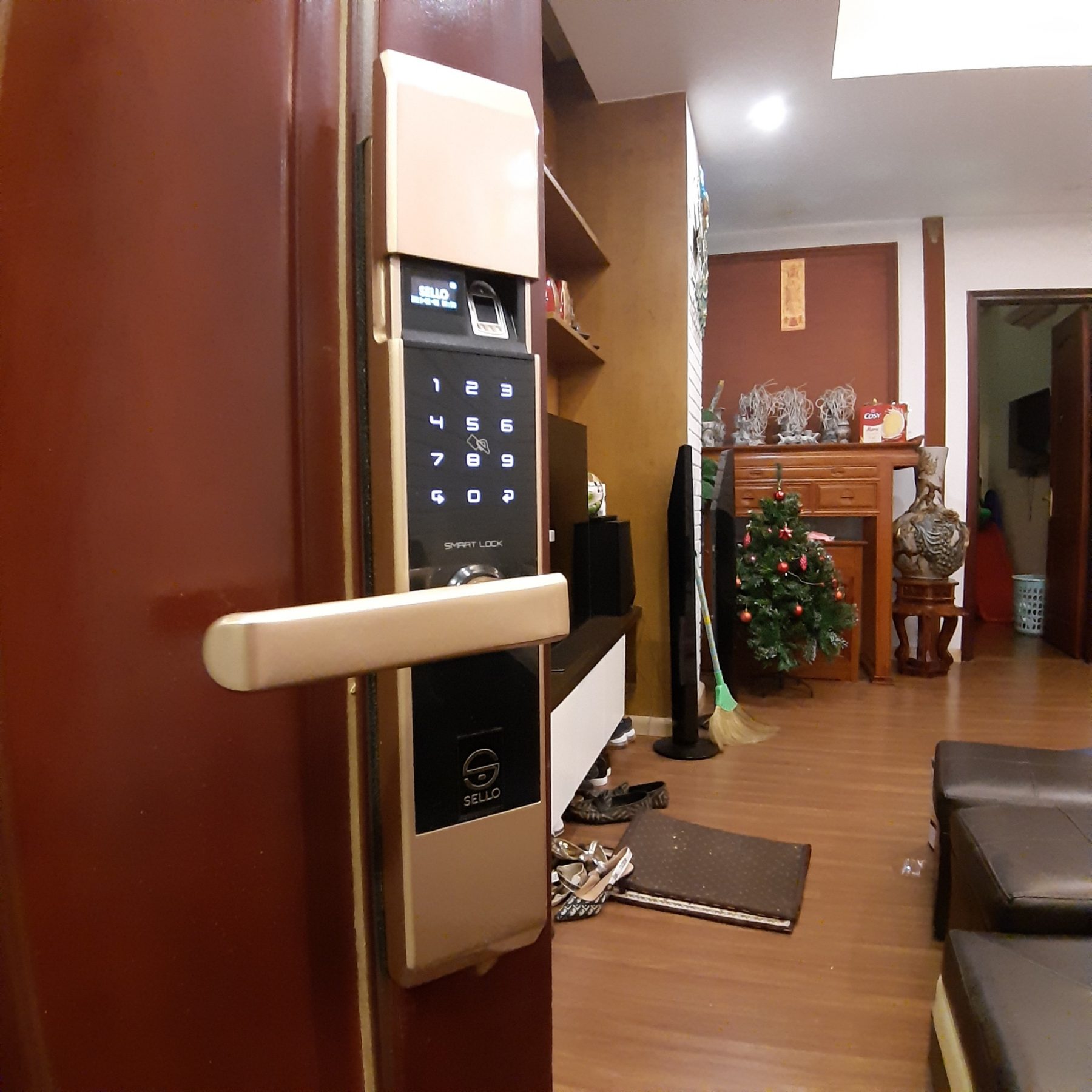 Khách hàng lắp khóa SELLO B101 GOLD tại Chung cư Kim Văn - Kim Lũ