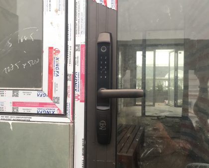 Lắp đặt khoá SELLO A1 cho cửa nhôm kính tại Đại Mỗ