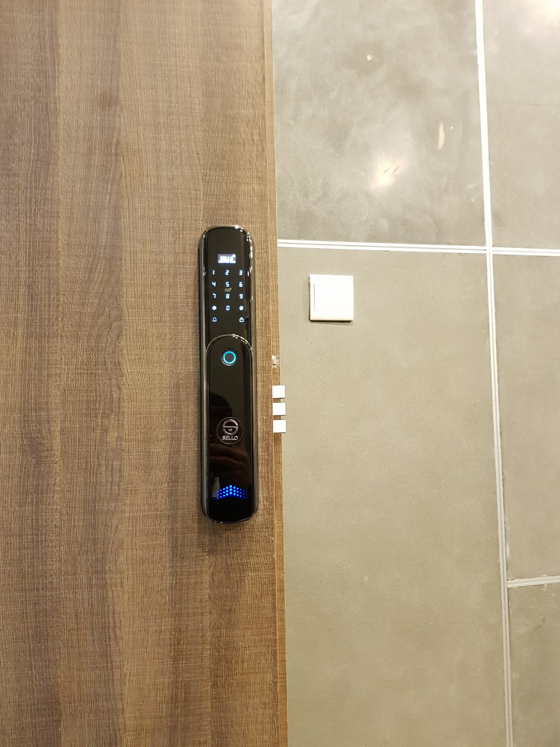 Khách hàng lắp khóa cửa SELLO đón Tết tại Hà Nội