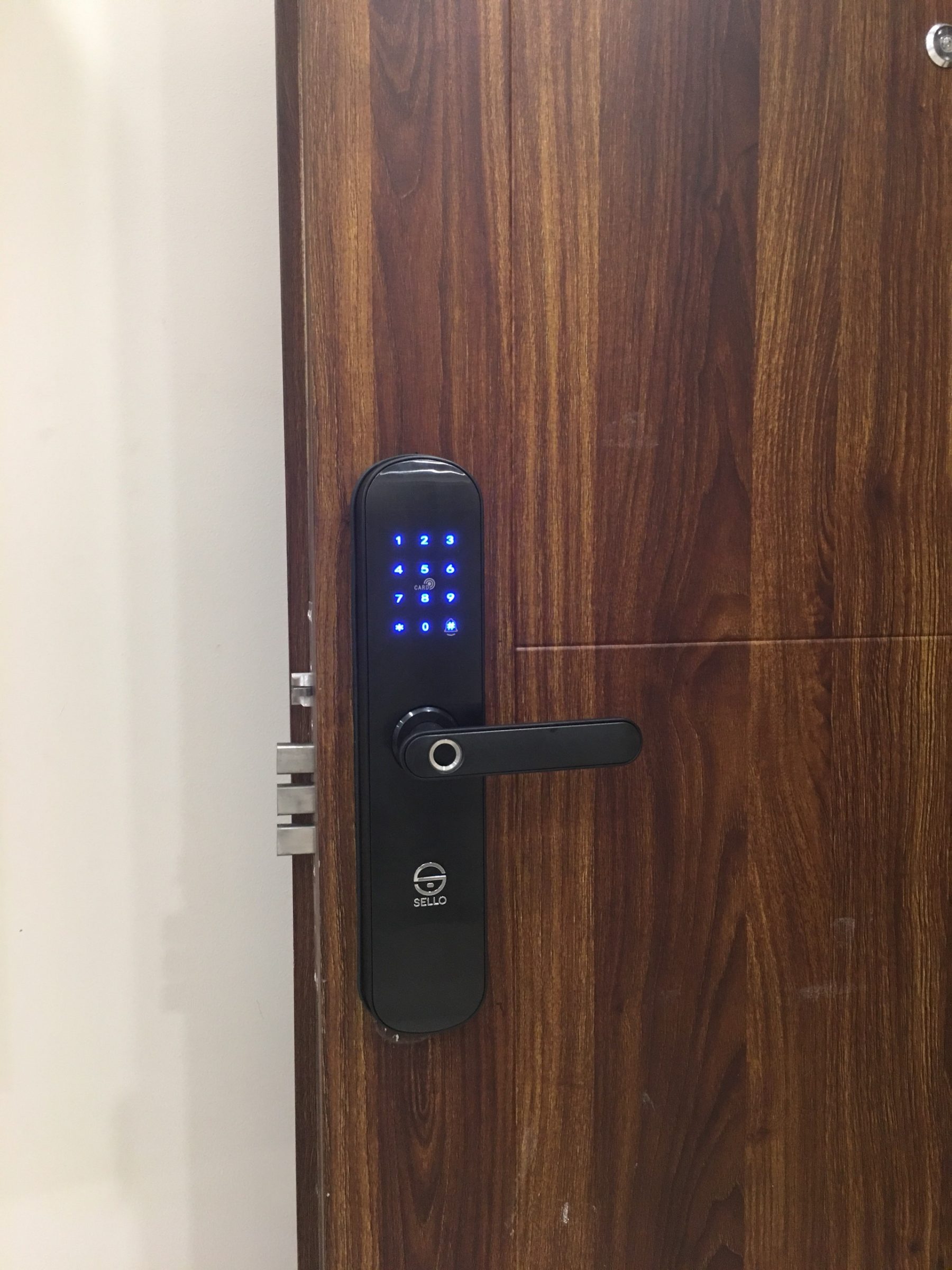 khóa cửa điều khiển từ xa bằng điện thoại