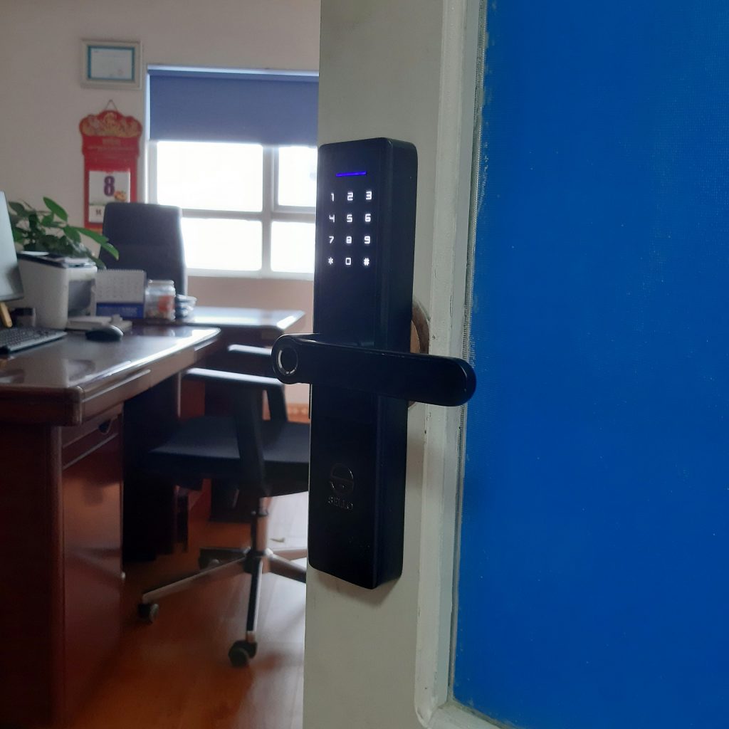 Khách hàng lắp khóa cửa SELLO đón Tết tại Hà Nội