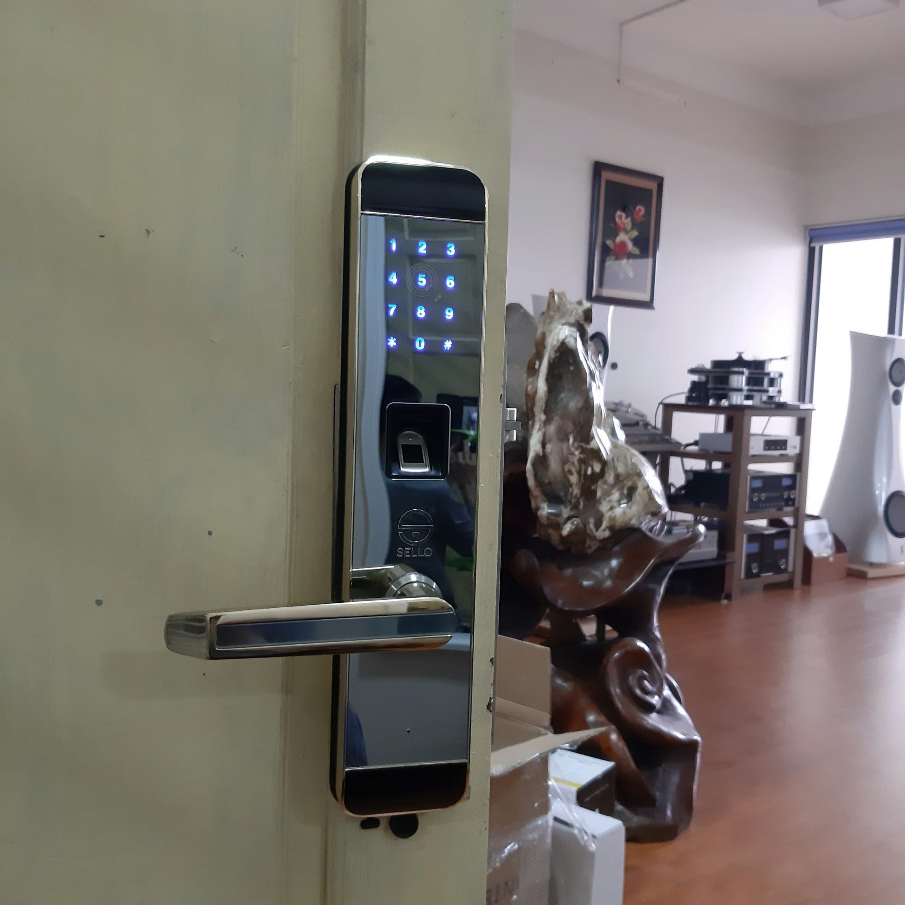 Khách hàng lắp khóa cửa SELLO đón Tết tại Hà Nội