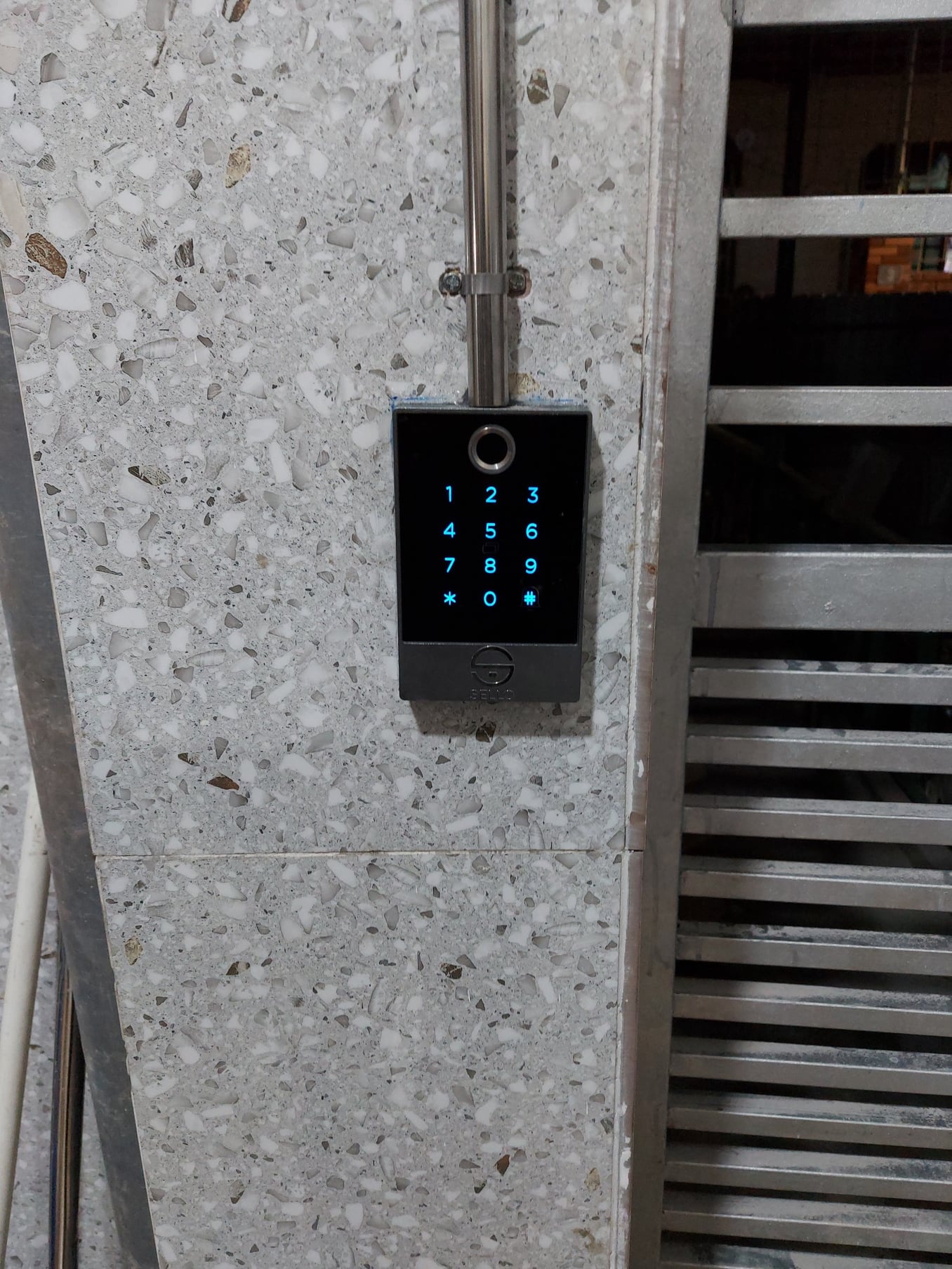 Khóa vân tay cho cổng sắt