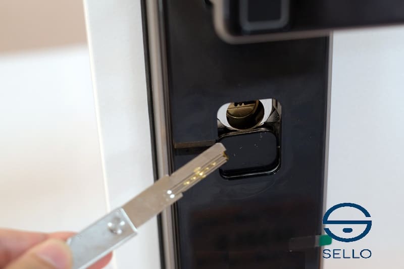 mở cửa bằng chìa cơ